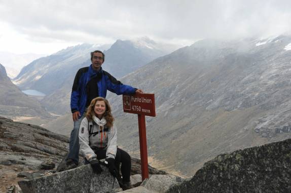 Passagem pelo paso de 4.750 metros no último dia do trekking Santa Cruz, na Cordillera Blanca, região de Huaraz - Peru
